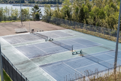 LA VILLE DE GASPÉ INVESTIT POUR LA RÉFECTION DES TERRAINS DE TENNIS SITUÉS À GASPÉ
