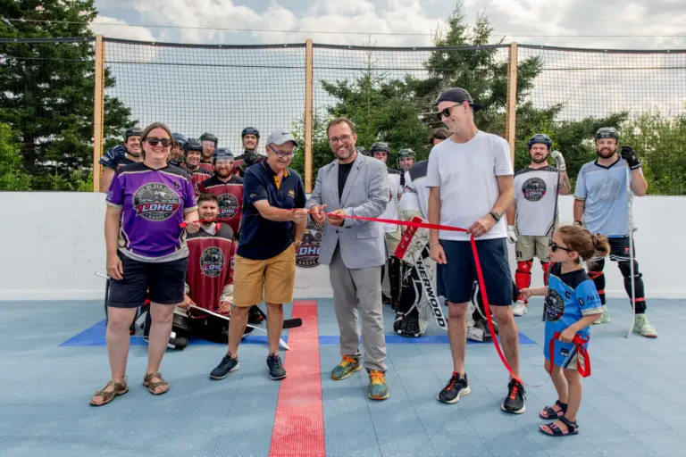 La Ville de Gaspé inaugure la surface de dek hockey de Wakeham